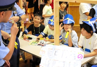 警察官の仕事を学ぶ子どもたち。パトロールにも繰り出した＝神戸市中央区小野浜町１