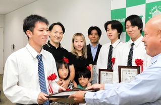 海でおぼれた中学生を救助し、須磨消防署で署長感謝状を受け取る出井翔さん（左端）ら＝神戸市須磨区中島町１