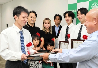 海でおぼれた中学生を救助し、須磨消防署で署長感謝状を受け取る出井翔さん（左端）ら＝神戸市須磨区中島町１