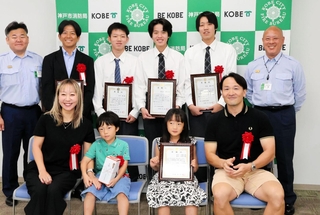 海でおぼれた中学生を救助し、須磨消防署で署長感謝状を受け取った高校生ら＝神戸市須磨区中島町１