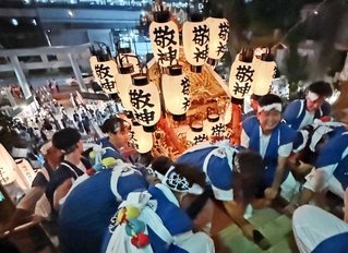 最後の力を振り絞って石段を上る氏子ら＝敏馬神社