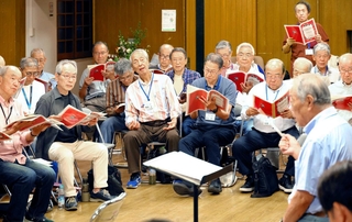 記念演奏会に向けて練習に熱が入るメンバー＝神戸市中央区下山手通５