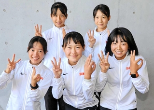 指で「３６」をつくって３６連覇を喜ぶ須磨学園の女子選手＝三木総合防災公園陸上競技場
