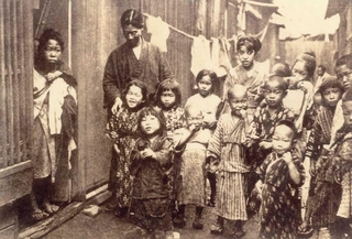 神戸で活動を始めた頃、子どもたちと写真に写る賀川豊彦（左から２人目）＝１９１０年（賀川記念館提供）