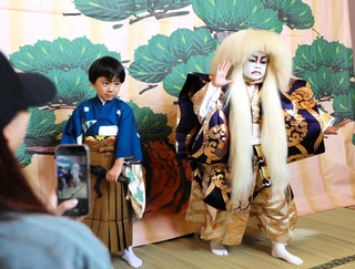 農村歌舞伎の衣装を着て記念撮影する子どもたち＝神戸親和大学