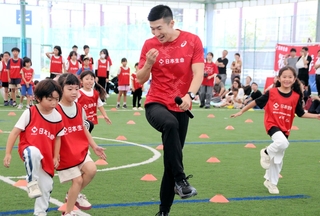 子どもたちを指導する桐生祥秀選手＝神戸市東灘区青木４