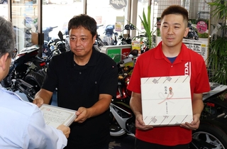 店内で倒れた男性を救助したとして表彰を受ける財満陽介さん（左）と岩本和之さん＝神戸市灘区船寺通２、灘カワサキ