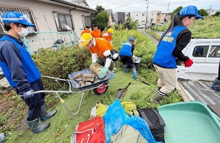 がれきをトラックに積み込む生徒ら＝９月１９日、熊本県宇城市（北神戸総合高校提供）
