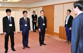 被災自治体への長期派遣が決まり、久元喜造市長から訓示を受ける市職員ら＝神戸市役所