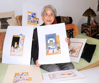 アフガニスタン伝統の細密画を展示・販売する西垣敬子さん＝宝塚市内