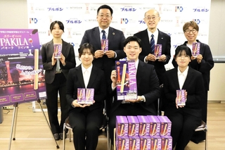 「パキーラワイン味」を紹介する学生ら＝神戸市役所