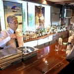 マスターの冨山公雄さん（左）が切り盛りするジャズバー「さりげなく」＝神戸市中央区中山手通１（撮影・辰巳直之）