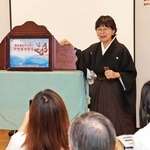 紙芝居を披露するおとぎ亭はなさん＝県立神戸生活創造センター