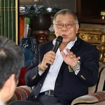 現役時代を振り返る掛布雅之さん＝玉龍寺