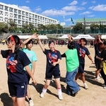 伝統のフォークダンス。笑顔でステップを踏む生徒や保護者ら＝伊川谷高校