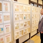 こだわりの切手コレクションが並ぶ展示会＝切手文化博物館