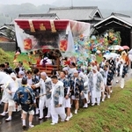 屋台を先頭に地域を練り歩く御旅神事＝神戸市北区淡河町勝雄