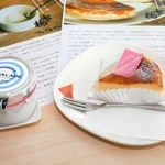 レアとベークド、２種類のチーズケーキが完成した＝神戸学院大学ポートアイランド第１キャンパス