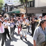 演奏家たちが軽快な音楽を奏でたパレード＝神戸市中央区