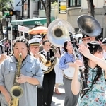演奏家たちが軽快な音楽を奏でたパレード＝神戸市中央区