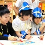 落とし物の届け出を受け付ける警察官役の子どもたち＝神戸市中央区小野浜町１