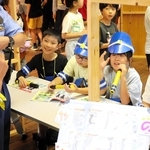 警察官の仕事を学ぶ子どもたち。パトロールにも繰り出した＝神戸市中央区小野浜町１