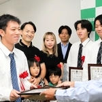 海でおぼれた中学生を救助し、須磨消防署で署長感謝状を受け取る出井翔さん（左端）ら＝神戸市須磨区中島町１