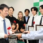 海でおぼれた中学生を救助し、須磨消防署で署長感謝状を受け取る出井翔さん（左端）ら＝神戸市須磨区中島町１