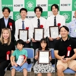 海でおぼれた中学生を救助し、須磨消防署で署長感謝状を受け取った高校生ら＝神戸市須磨区中島町１