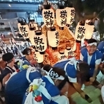 最後の力を振り絞って石段を上る氏子ら＝敏馬神社