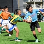 タグラグビー大会「平尾誠二杯」初開催　没後10年、180人がボールつなぐ　長男昂大さんも来場