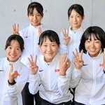 指で「３６」をつくって３６連覇を喜ぶ須磨学園の女子選手＝三木総合防災公園陸上競技場