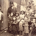 神戸で活動を始めた頃、子どもたちと写真に写る賀川豊彦（左から２人目）＝１９１０年（賀川記念館提供）