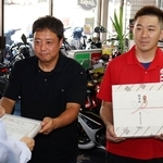 店内で倒れた男性を救助したとして表彰を受ける財満陽介さん（左）と岩本和之さん＝神戸市灘区船寺通２、灘カワサキ