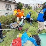 がれきをトラックに積み込む生徒ら＝９月１９日、熊本県宇城市（北神戸総合高校提供）