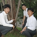 桜の見守り活動を始めた光上知宏さん（右端）ら＝会下山公園