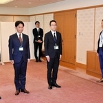 被災自治体への長期派遣が決まり、久元喜造市長から訓示を受ける市職員ら＝神戸市役所