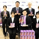 「パキーラワイン味」を紹介する学生ら＝神戸市役所