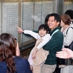 司法試験の合格発表で名前を確認し、喜ぶ人たち＝６日午後、東京・霞が関