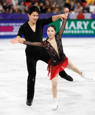 ペアフリー　演技する三浦璃来（右）、木原龍一組