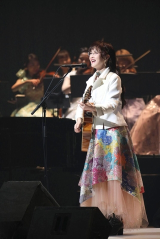 ２０２４年のコンサート「歌会　ＶＯＬ．１」で歌う中島みゆき（田村ヒロ撮影）