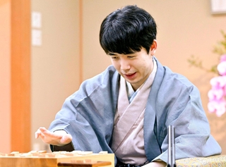 棋聖戦５番勝負を制して５連覇を達成した藤井聡太棋聖。史上最年少で自身初の「永世称号」の資格を得た＝２０２４年７月、名古屋市