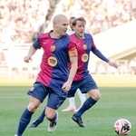 引退試合で攻め込むイニエスタさん（手前）＝味の素スタジアム