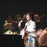 ２０２４年のコンサート「歌会　ＶＯＬ．１」で歌う中島みゆき（田村ヒロ撮影）