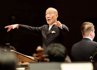 コンサートでオーケストラを指揮する久石譲さん（Ｐｈｏｔｏ：Ｋｅｉ　Ｋａｎｅｍａｒｕ）