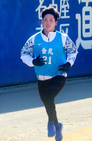 中日の新人合同自主トレでランニングする金丸＝ナゴヤ球場