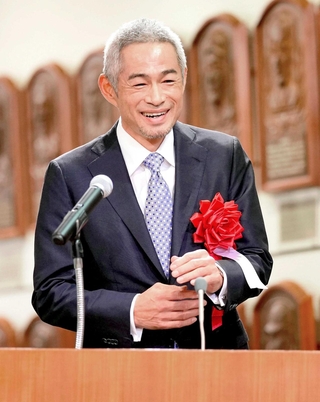 野球殿堂入りが決まり、スピーチするイチローさん＝１６日、東京都文京区の野球殿堂博物館（代表撮影）