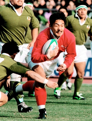 １９９５年１月、ラグビー日本選手権の大東大戦でトライを奪う神戸製鋼の平尾誠二さん＝国立競技場