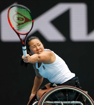 車いすの部女子シングルス準決勝でプレーする上地結衣（共同）