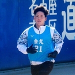 中日の新人合同自主トレでランニングする金丸＝ナゴヤ球場